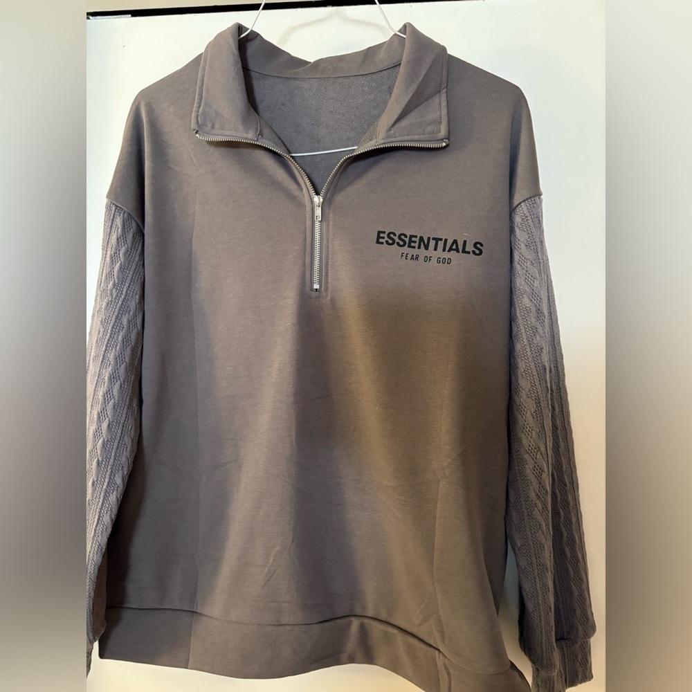 New-Medium 1/2 Zip Sweatshirt
Loose Fit High Neck Pullover
essential graphic
